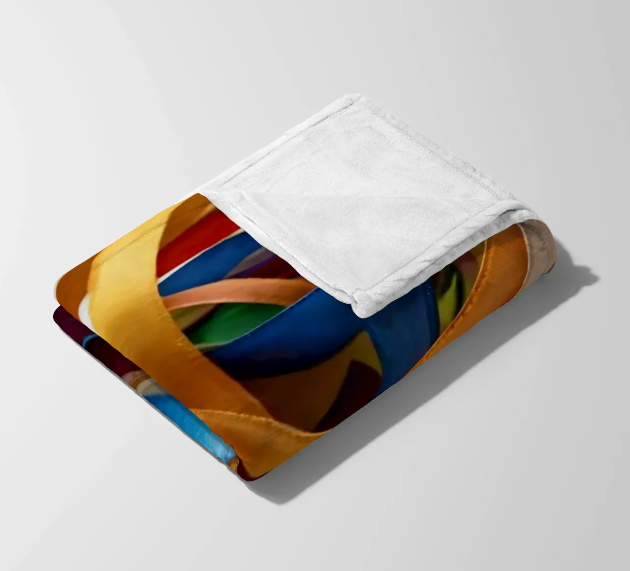 Nastri colorati aggrovigliati su una superficie bianca coperta in pile da DesignDoodle