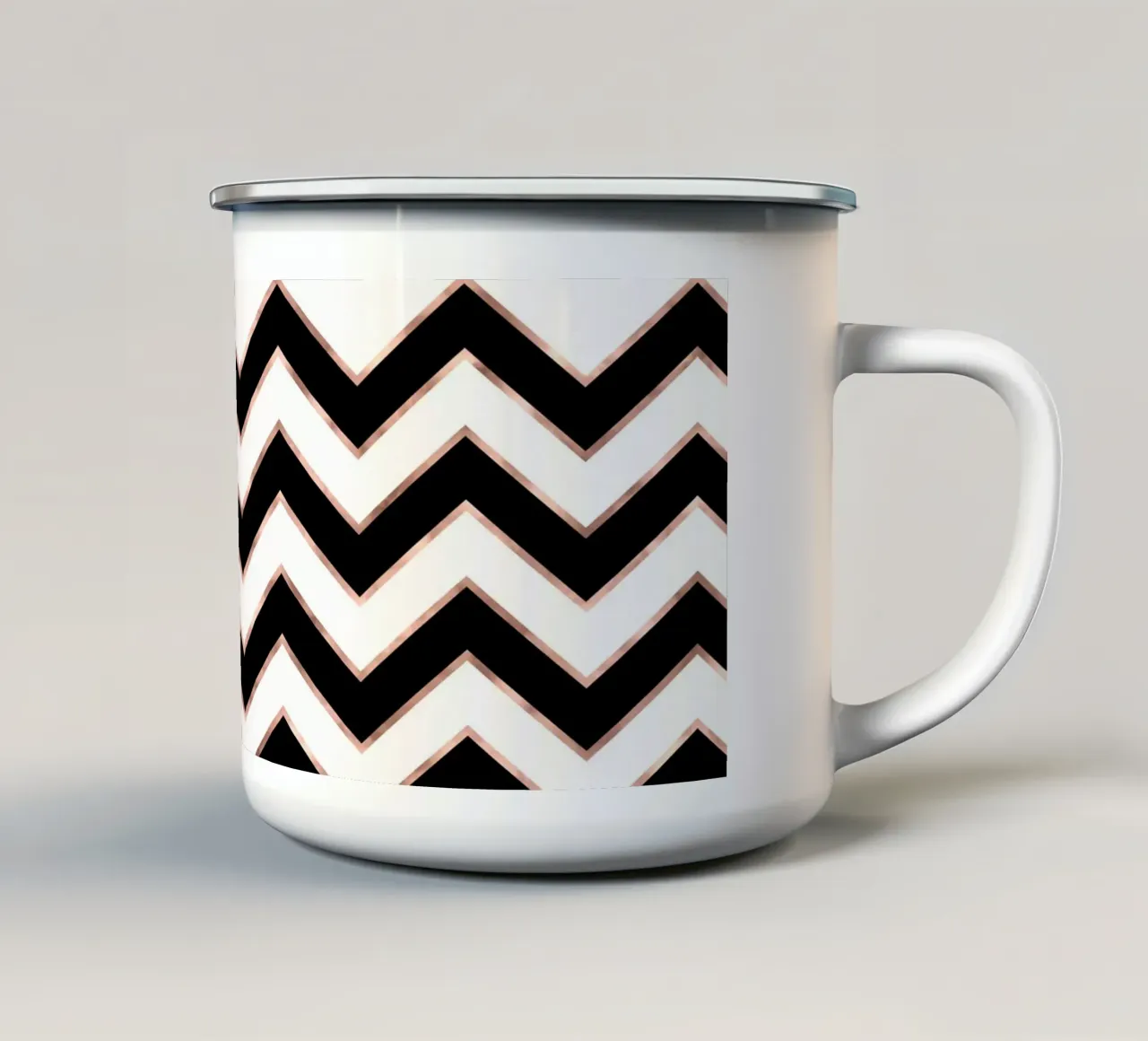 Motivo bianco e nero con riflessi rame tazza in smalto da CalliLetters