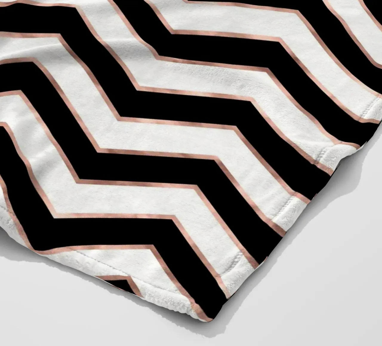 Motivo bianco e nero con riflessi rame coperta in pile da CalliLetters