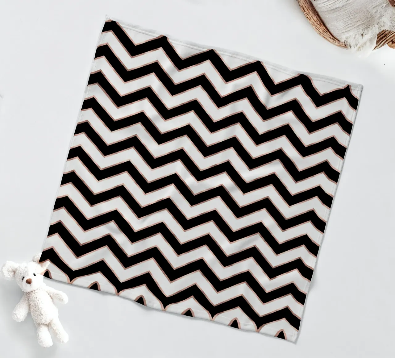 Motivo bianco e nero con riflessi rame coperta in pile da CalliLetters