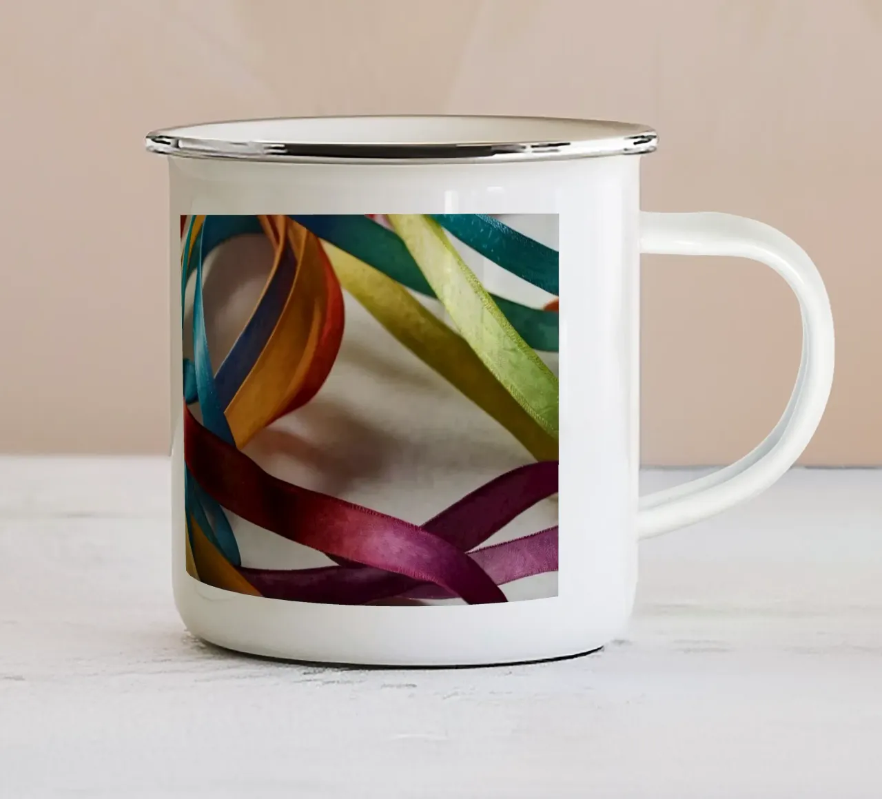 Vibrante collezione di nastri colorati sparsi tazza in smalto da DesignDoodle