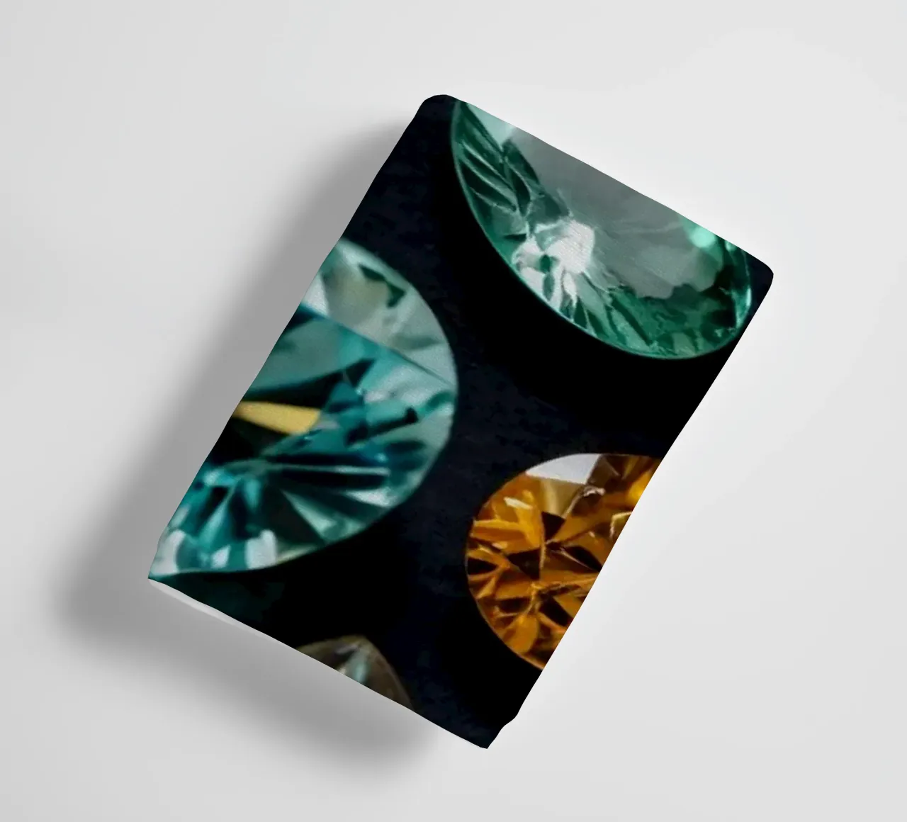Una vivace collezione di diverse pietre preziose esposte asciugamano da bagno da DesignDoodle