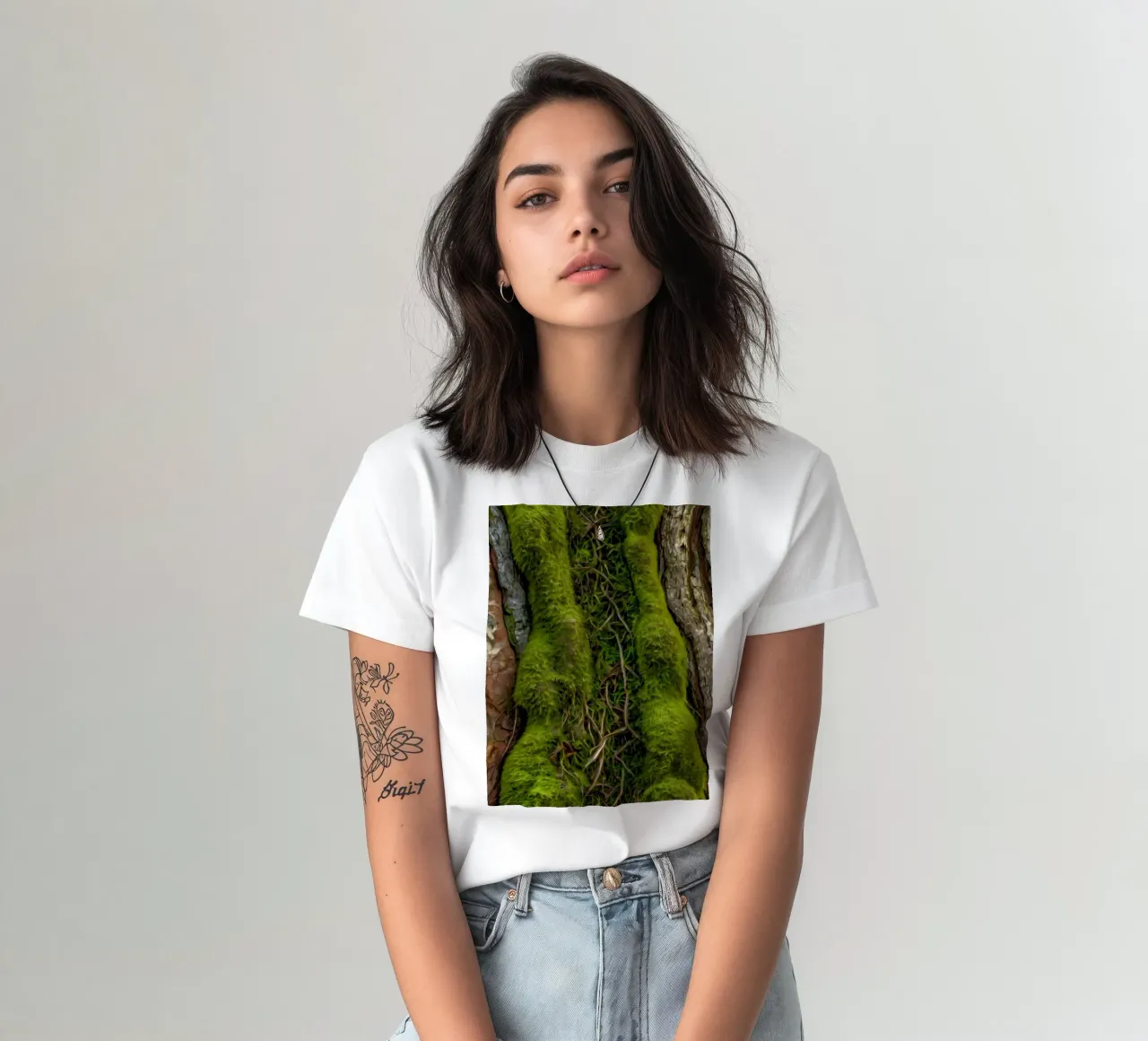 Écorce d'arbre texturée avec mousse vert vif et vin complexe. t-shirt de DesignDoodle