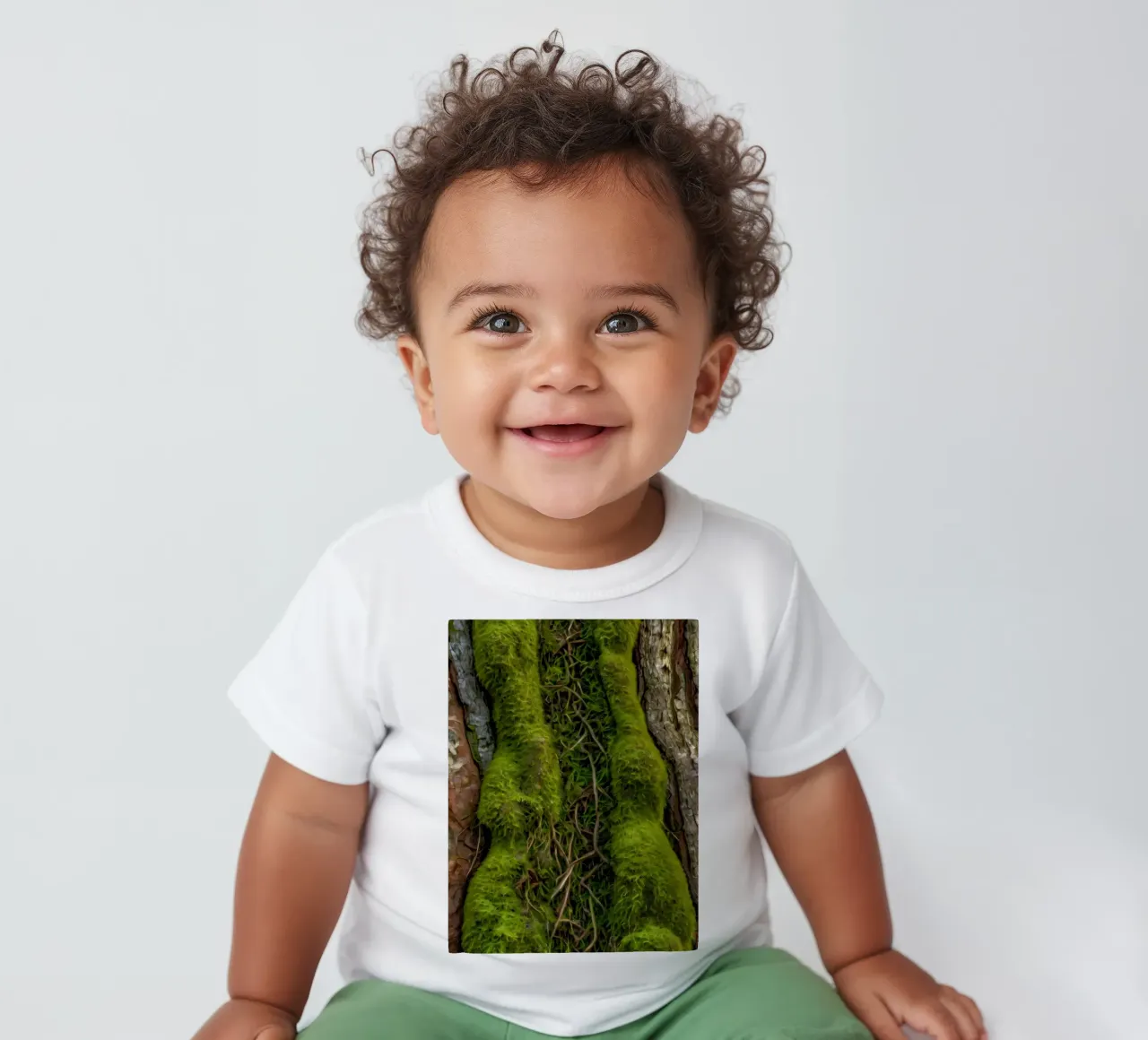 Écorce d'arbre texturée avec mousse vert vif et vin complexe. t-shirt pour bébé de DesignDoodle