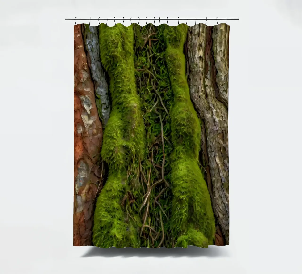 Strukturierte Baumrinde mit leuchtend grünem Moos und verschlungenen Ranken Duschvorhang von DesignDoodle