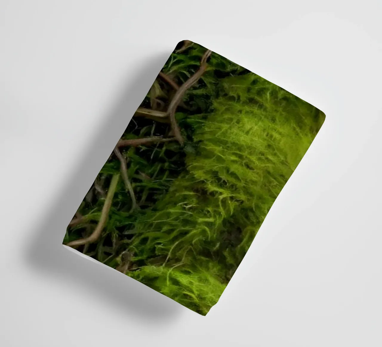 Écorce d'arbre texturée avec mousse vert vif et vin complexe. serviette de bain de DesignDoodle