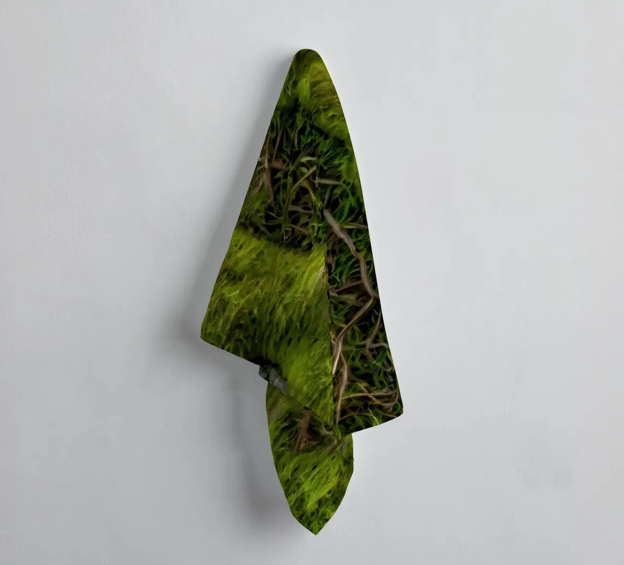 Écorce d'arbre texturée avec mousse vert vif et vin complexe. serviette de bain de DesignDoodle
