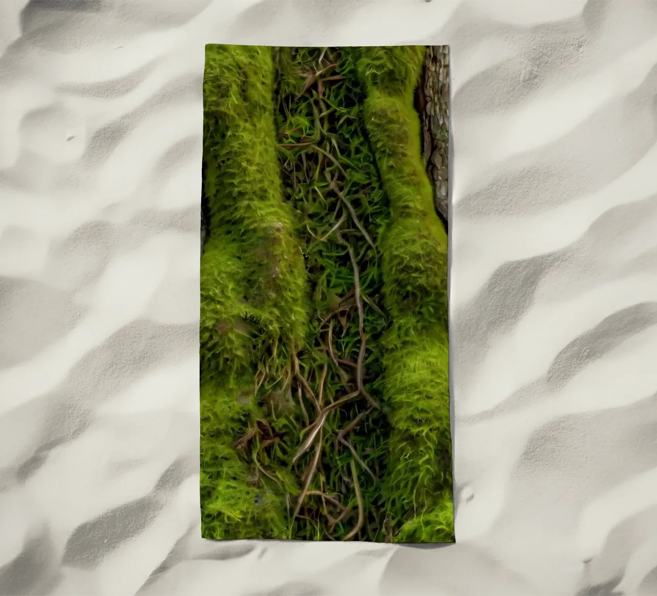 Écorce d'arbre texturée avec mousse vert vif et vin complexe. serviette de plage de DesignDoodle