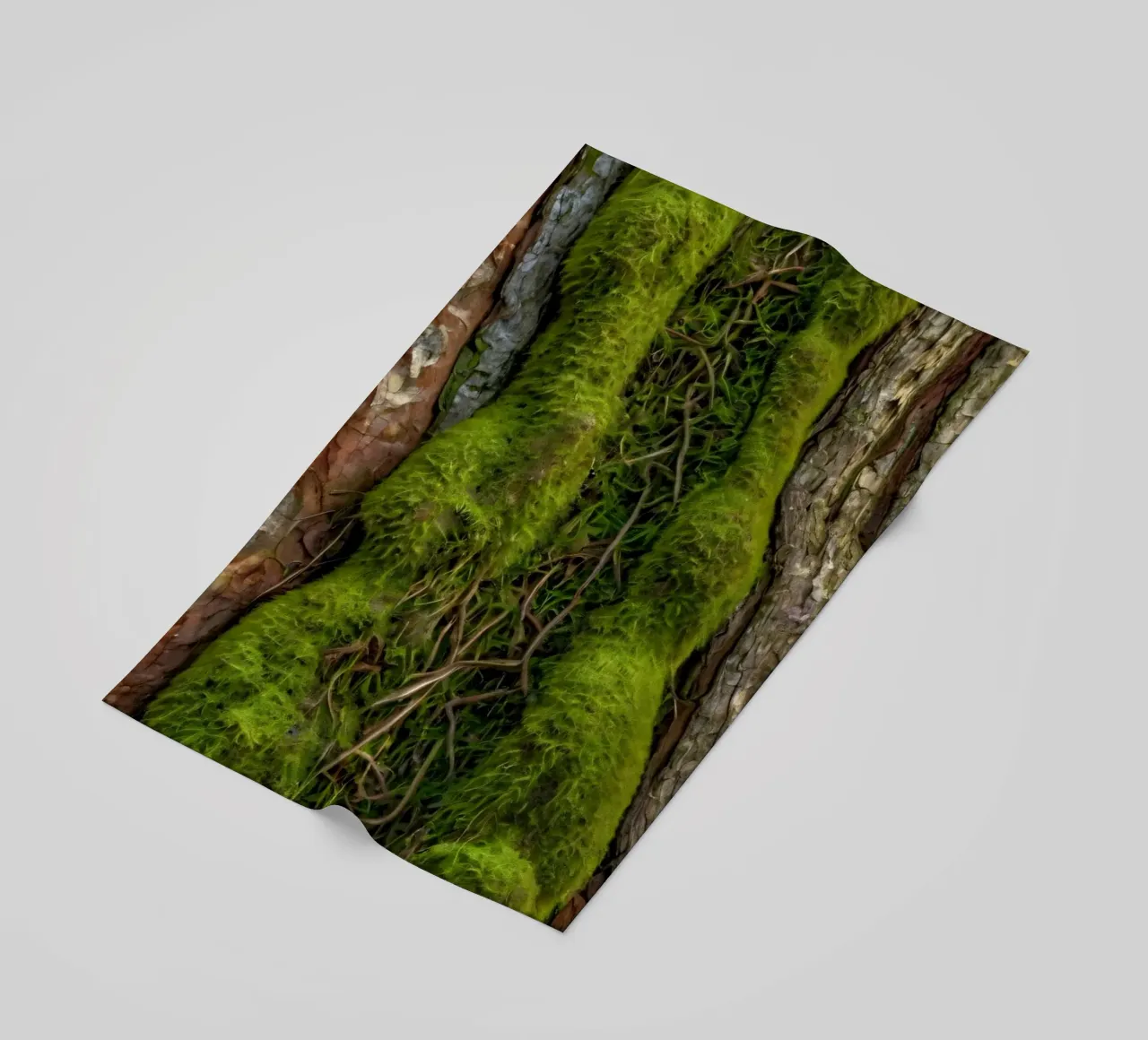 Écorce d'arbre texturée avec mousse vert vif et vin complexe. serviette de plage de DesignDoodle