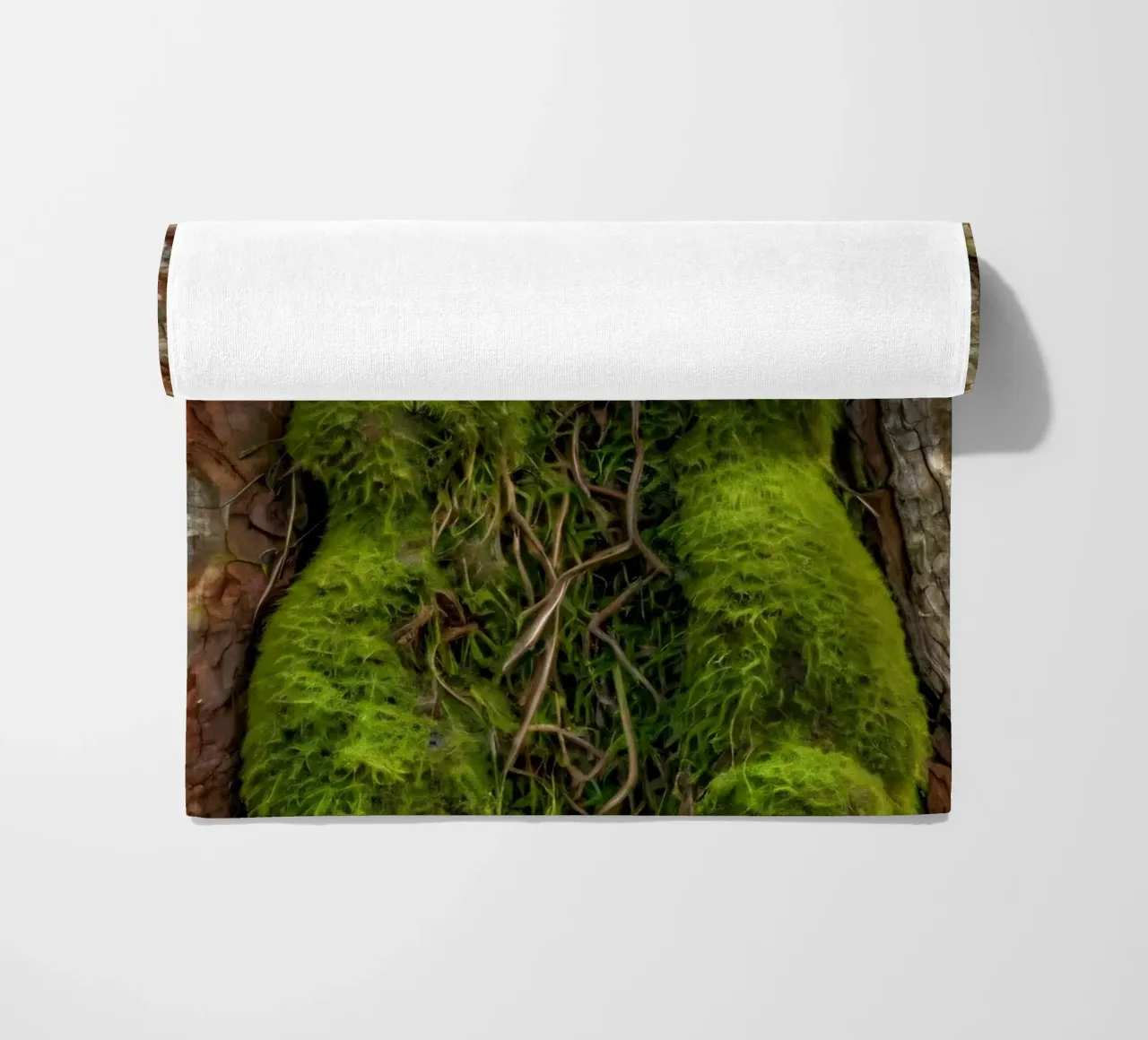 Écorce d'arbre texturée avec mousse vert vif et vin complexe. serviette de plage de DesignDoodle