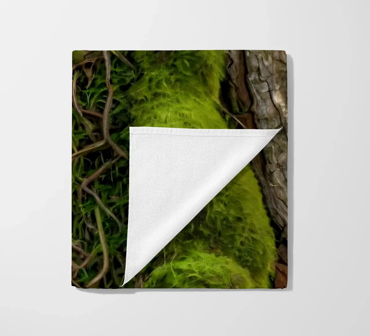 Écorce d'arbre texturée avec mousse vert vif et vin complexe. serviette de plage de DesignDoodle