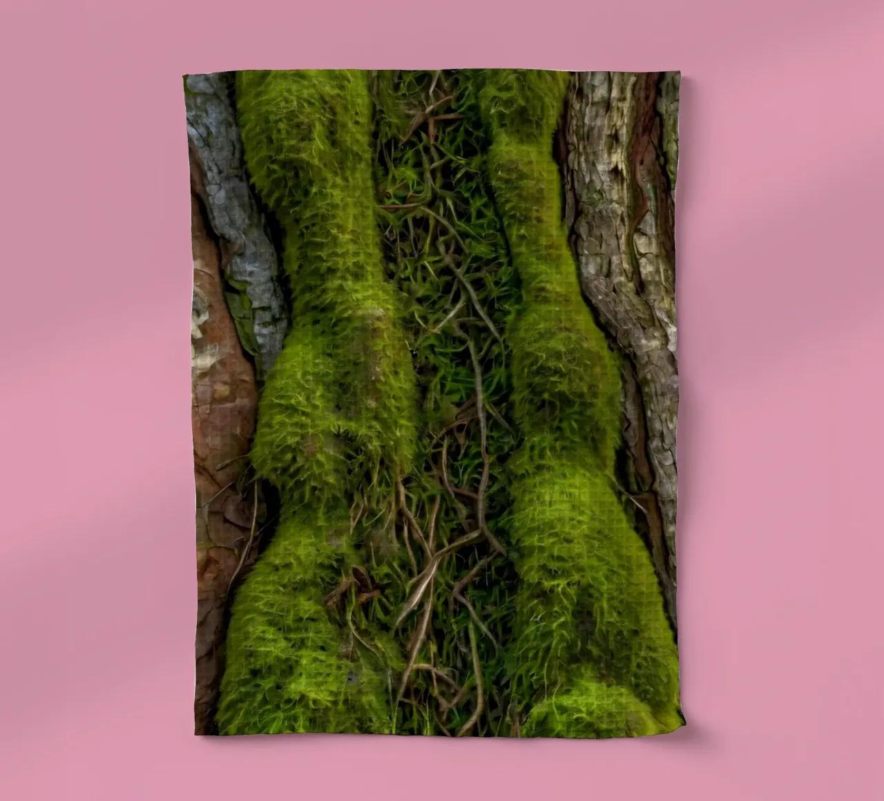 Écorce d'arbre texturée avec mousse vert vif et vin complexe. torchon de DesignDoodle