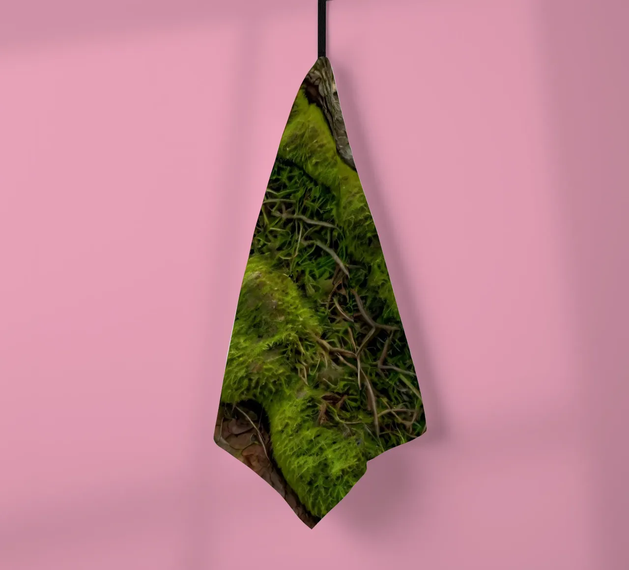 Écorce d'arbre texturée avec mousse vert vif et vin complexe. torchon de DesignDoodle