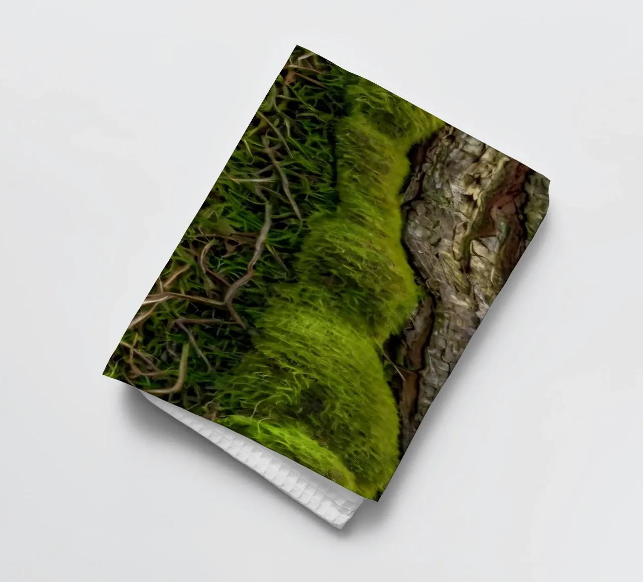 Écorce d'arbre texturée avec mousse vert vif et vin complexe. torchon de DesignDoodle