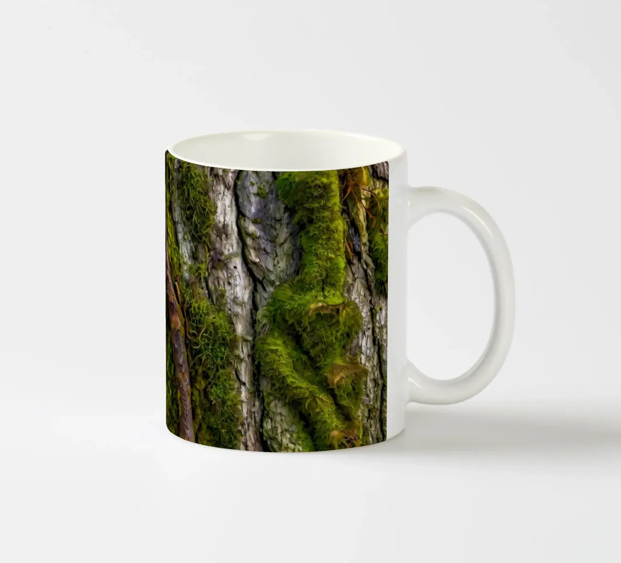 Corteccia di albero ricoperta di muschio con rami contorti in una foresta tazza in ceramica da DesignDoodle