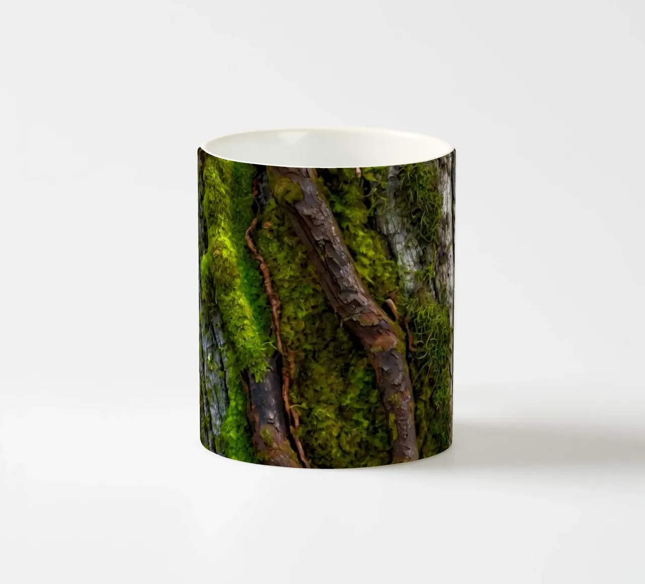 Corteccia di albero ricoperta di muschio con rami contorti in una foresta tazza in ceramica da DesignDoodle