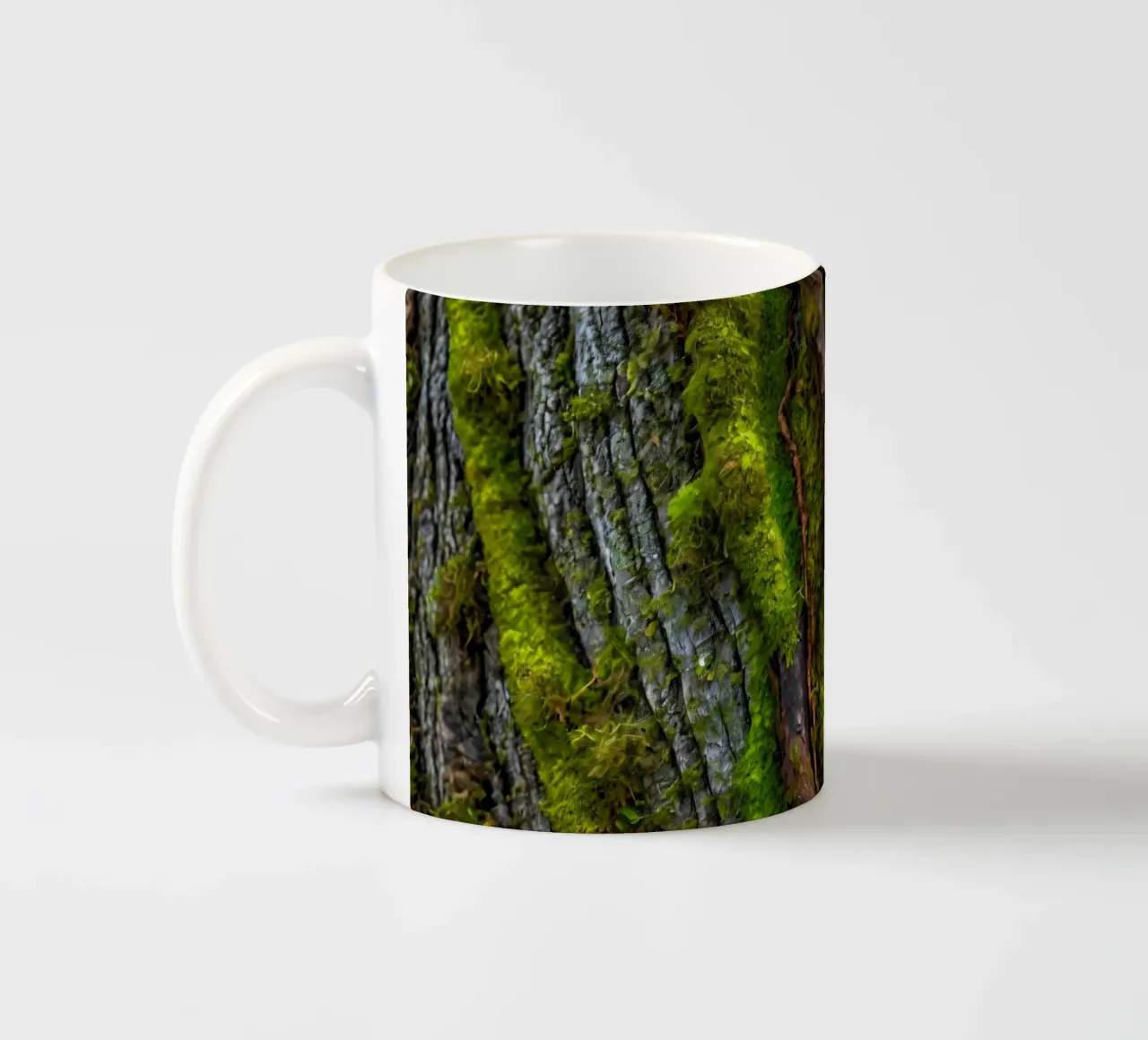 Corteccia di albero ricoperta di muschio con rami contorti in una foresta tazza in ceramica da DesignDoodle