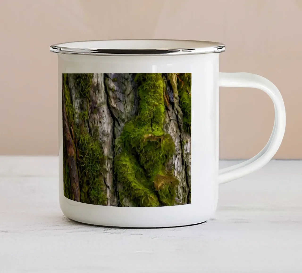 Corteccia di albero ricoperta di muschio con rami contorti in una foresta tazza in smalto da DesignDoodle