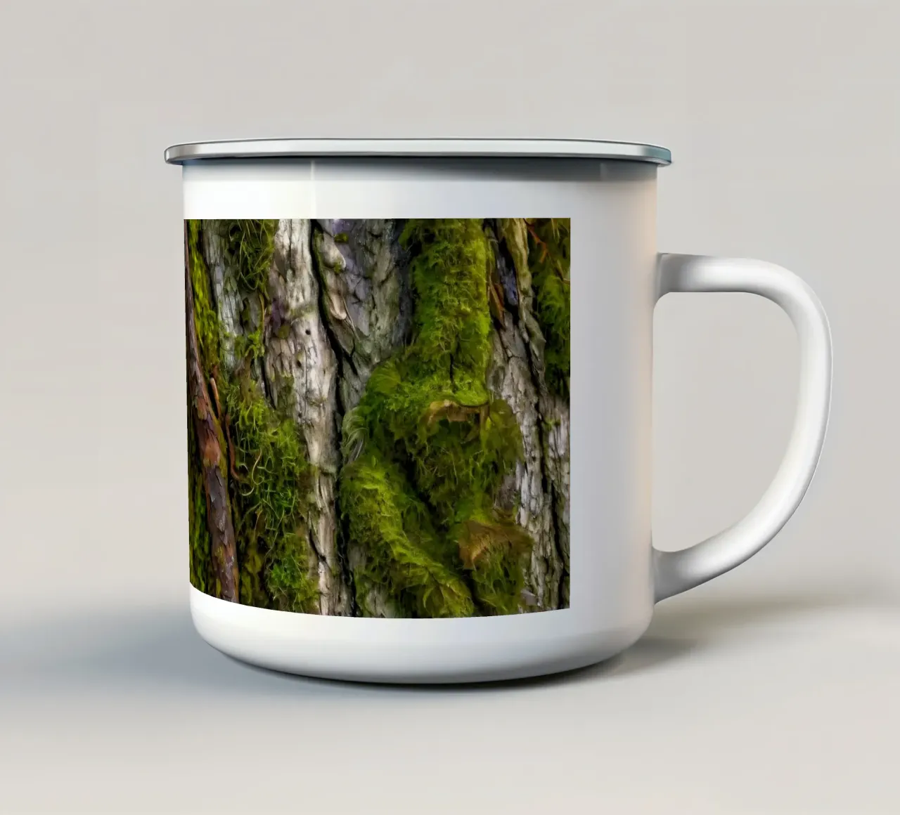 Corteccia di albero ricoperta di muschio con rami contorti in una foresta tazza in smalto da DesignDoodle