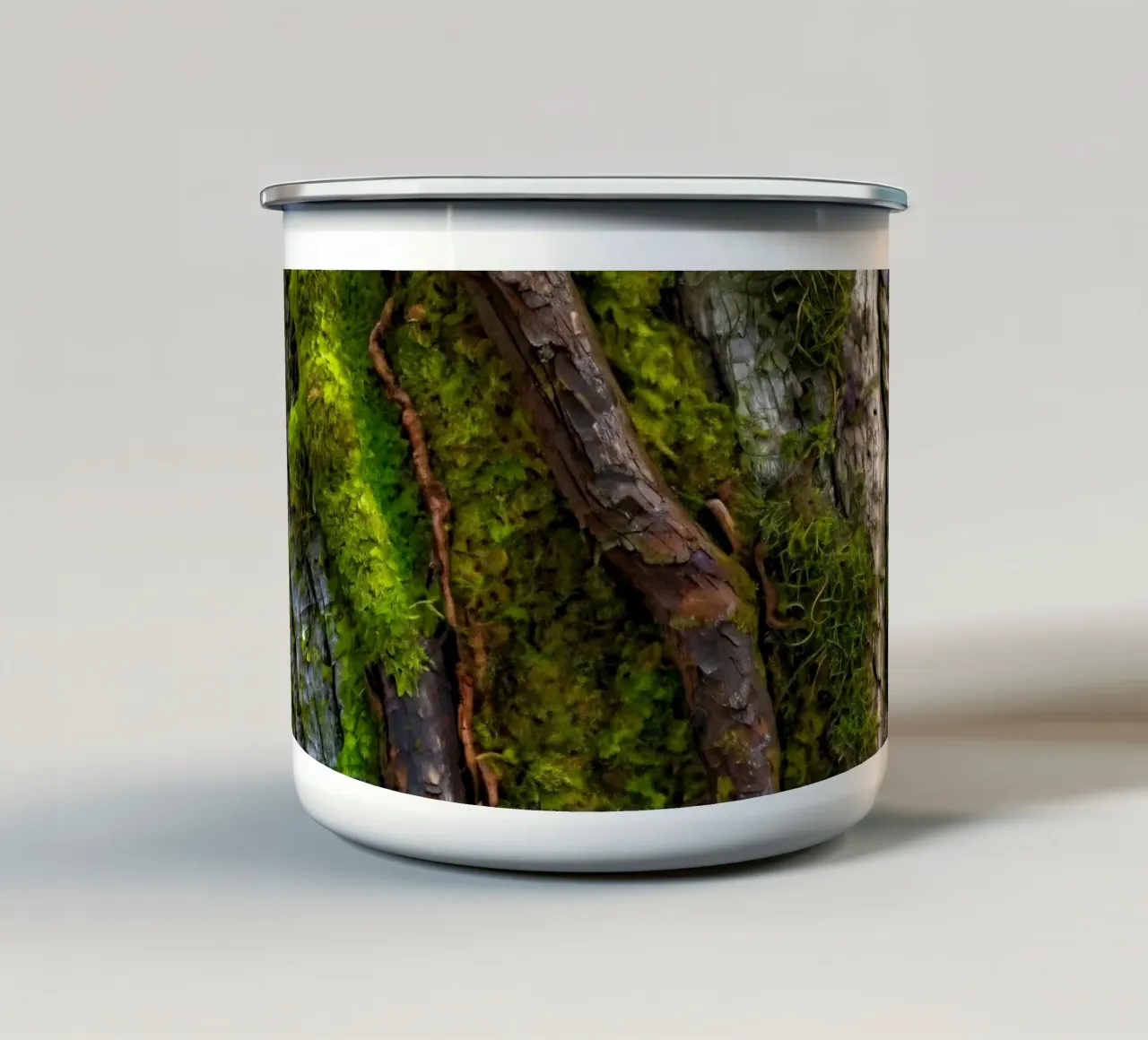 Corteccia di albero ricoperta di muschio con rami contorti in una foresta tazza in smalto da DesignDoodle