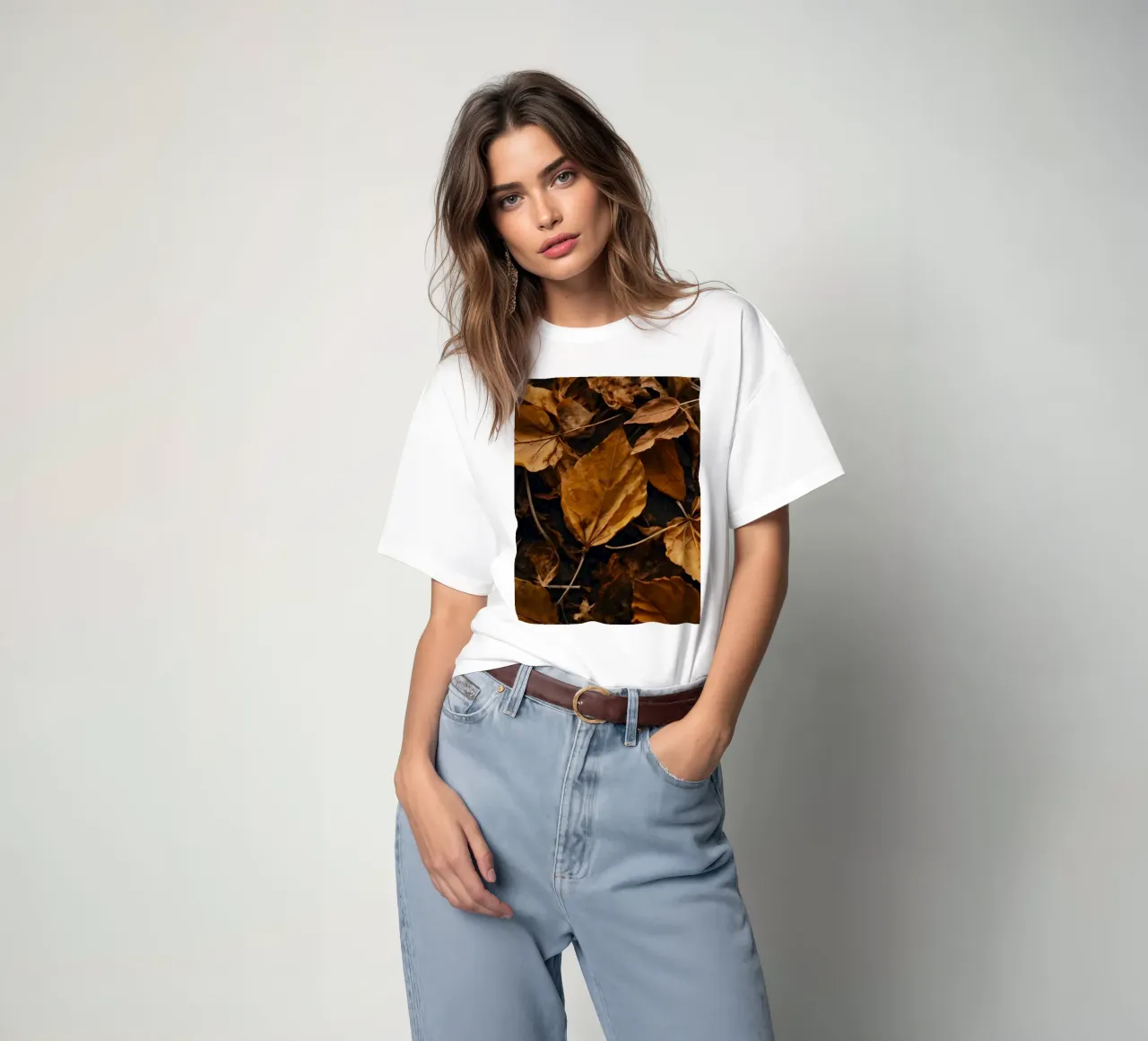Foglie autunnali colorate sparse sul terreno t-shirt da DesignDoodle