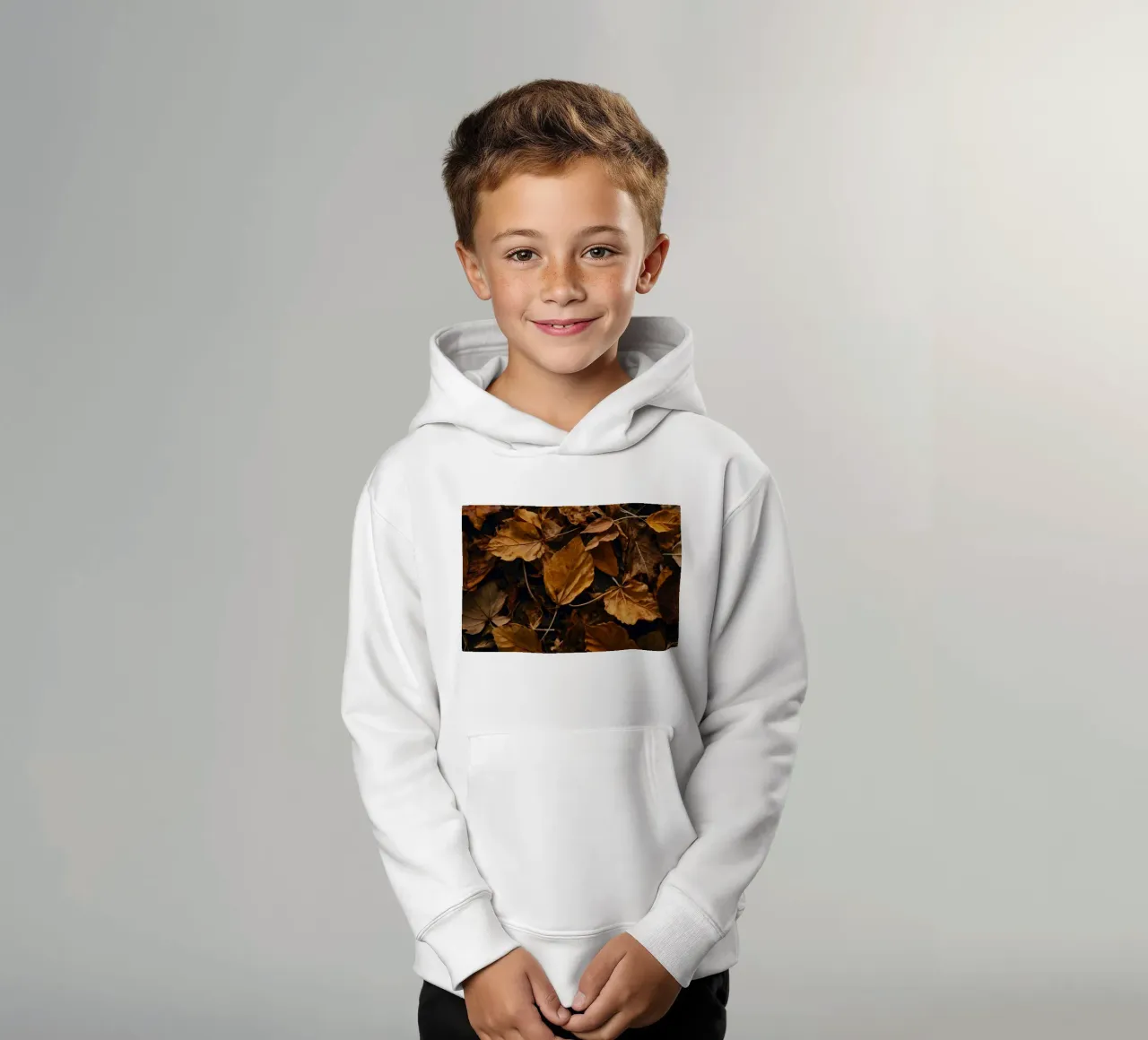Foglie autunnali colorate sparse sul terreno felpa bambino con cappuccio da DesignDoodle