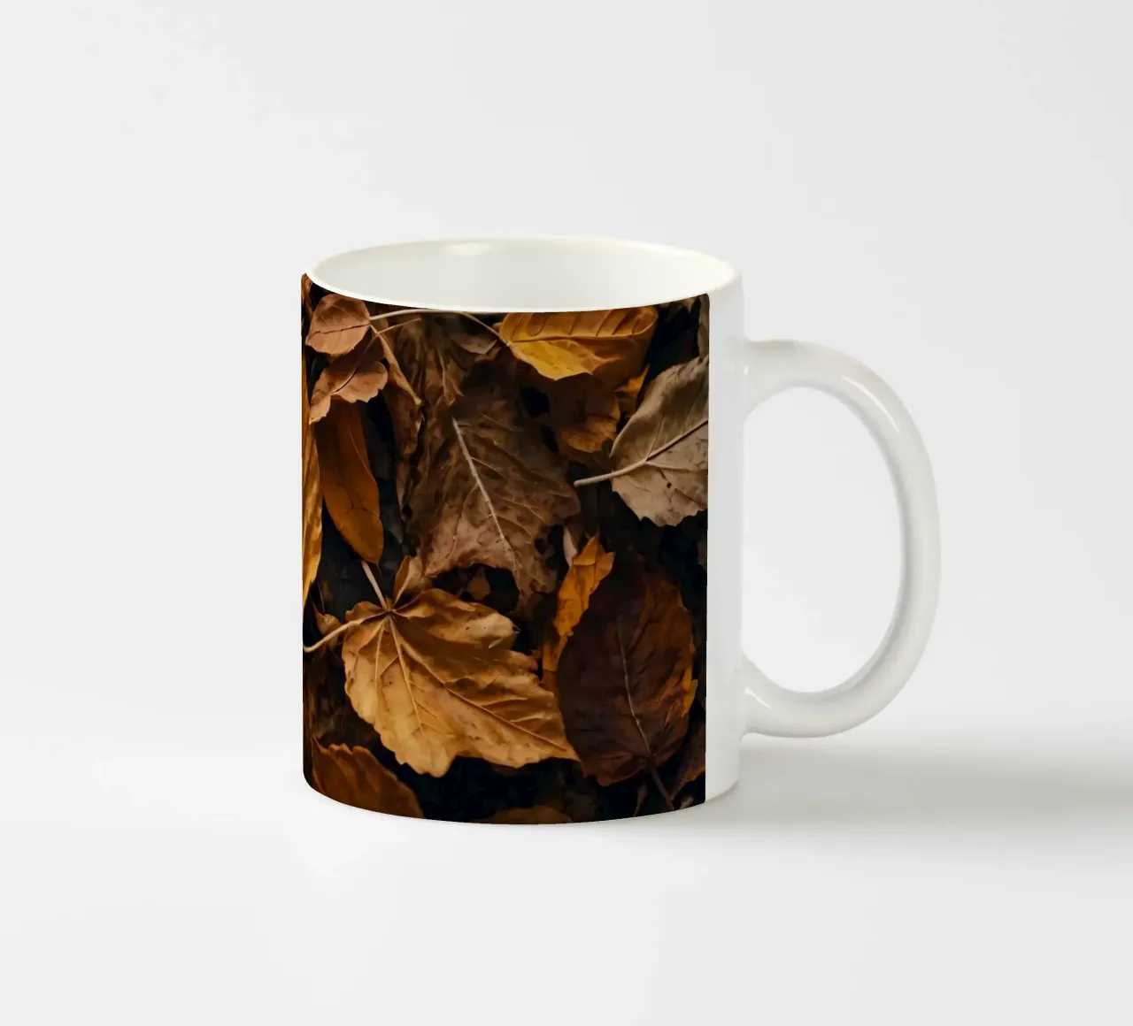 Foglie autunnali colorate sparse sul terreno tazza in ceramica da DesignDoodle