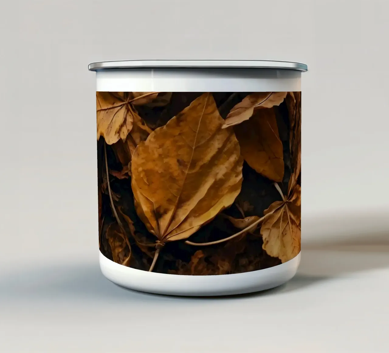 Foglie autunnali colorate sparse sul terreno tazza in smalto da DesignDoodle