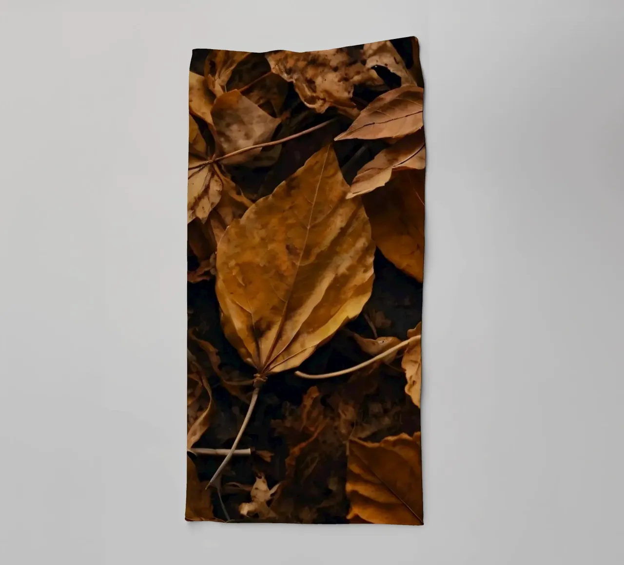 Foglie autunnali colorate sparse sul terreno asciugamano da bagno da DesignDoodle