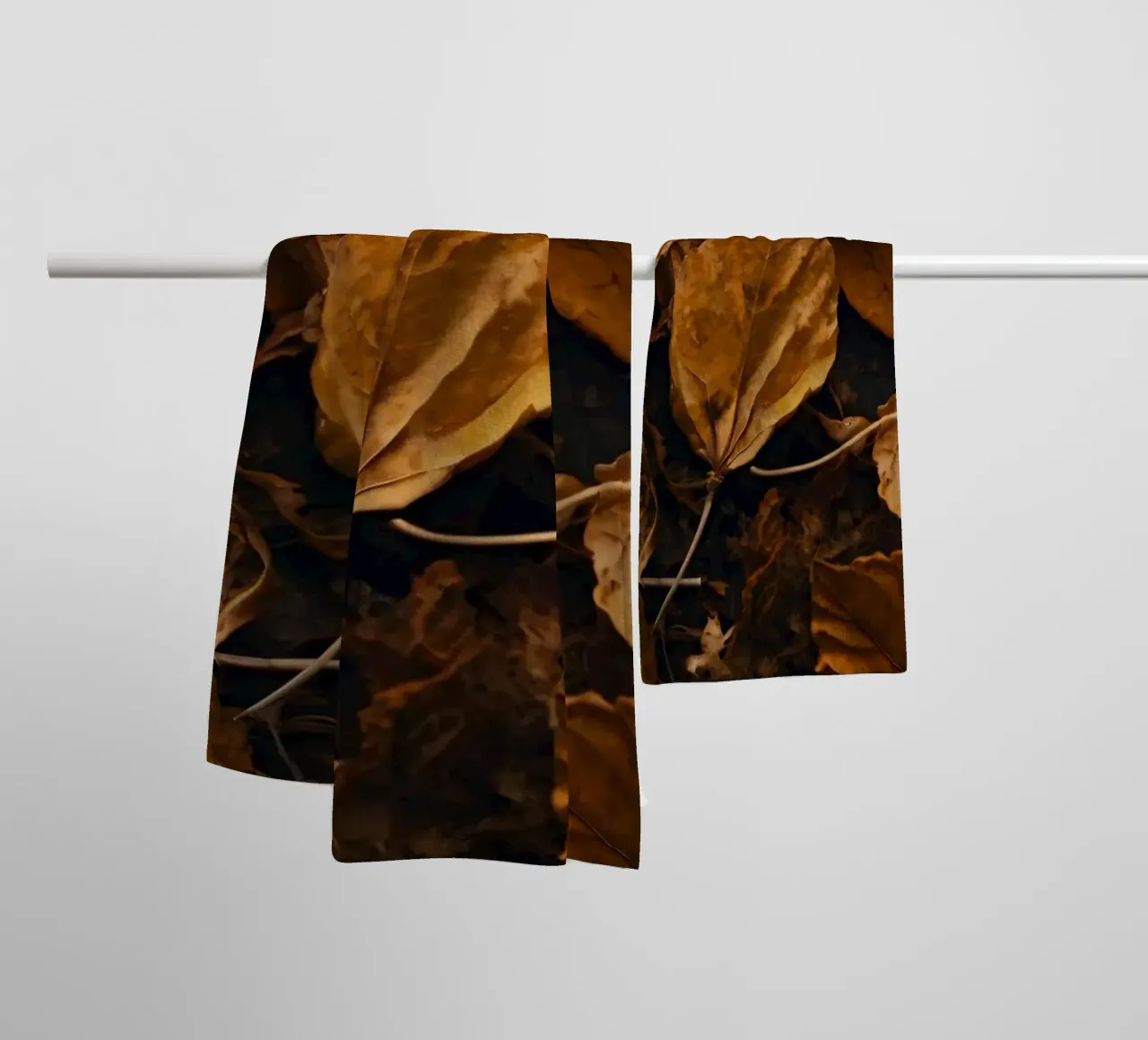 Foglie autunnali colorate sparse sul terreno asciugamano da bagno da DesignDoodle