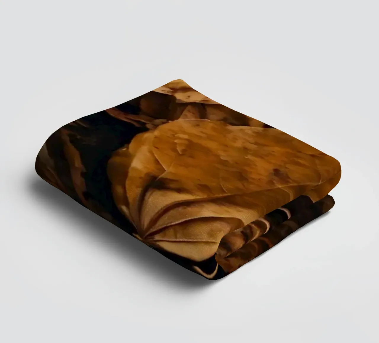 Foglie autunnali colorate sparse sul terreno asciugamano da bagno da DesignDoodle