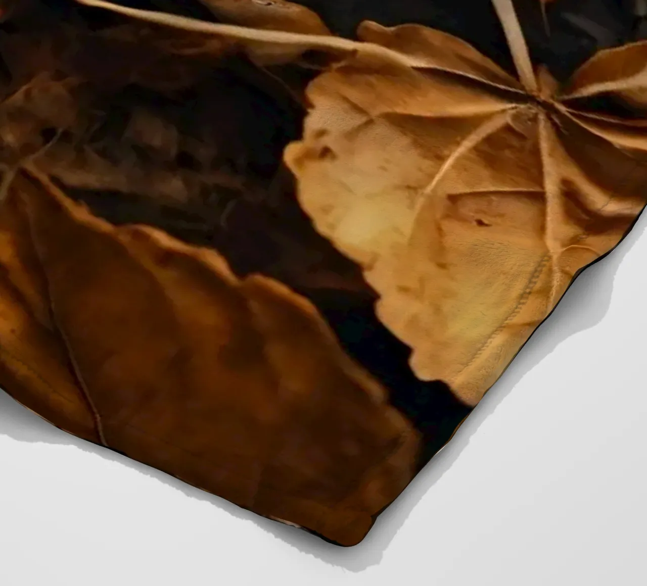 Foglie autunnali colorate sparse sul terreno coperta in pile da DesignDoodle
