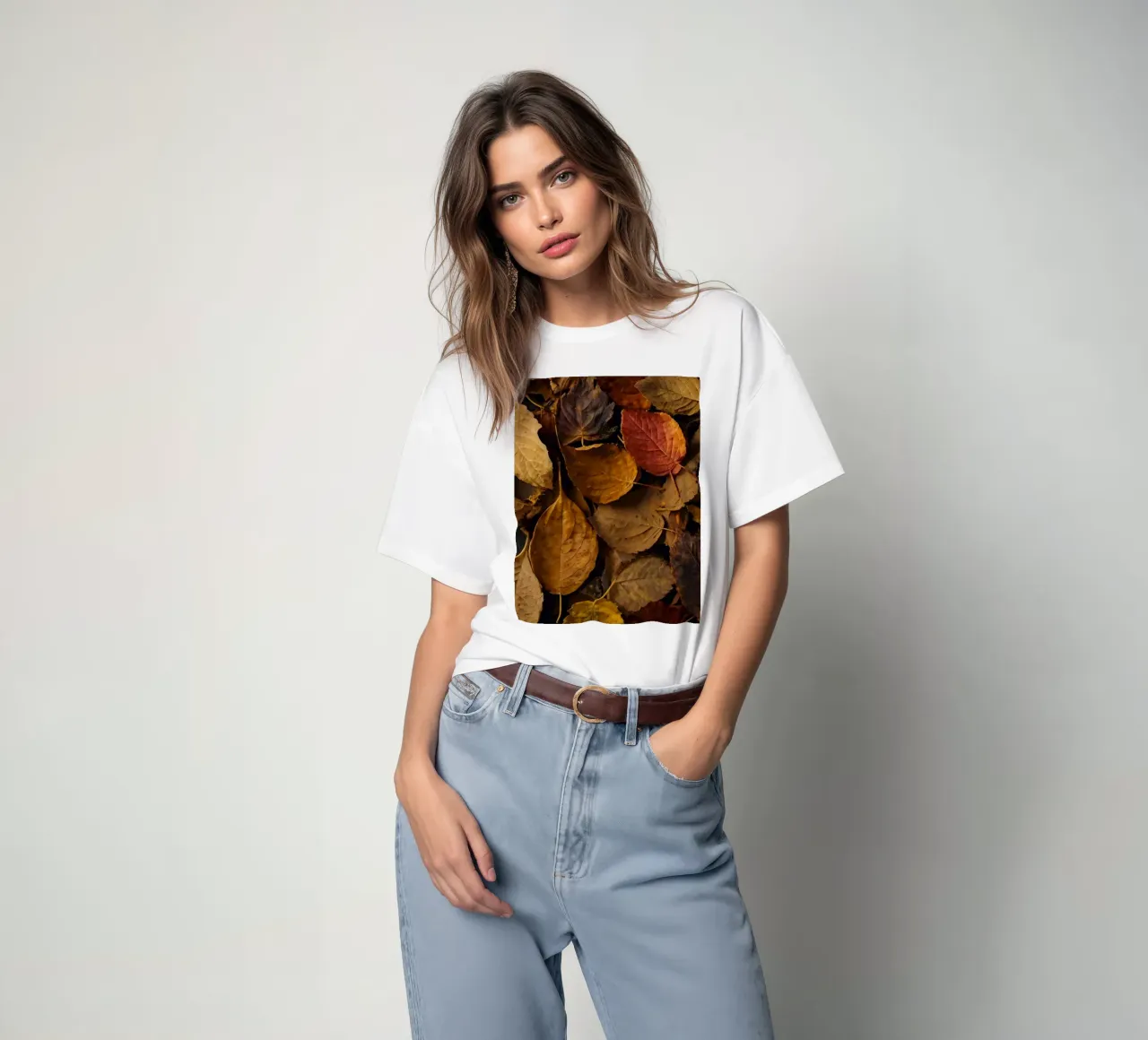foglie d'autunno sparse a terra t-shirt da DesignDoodle