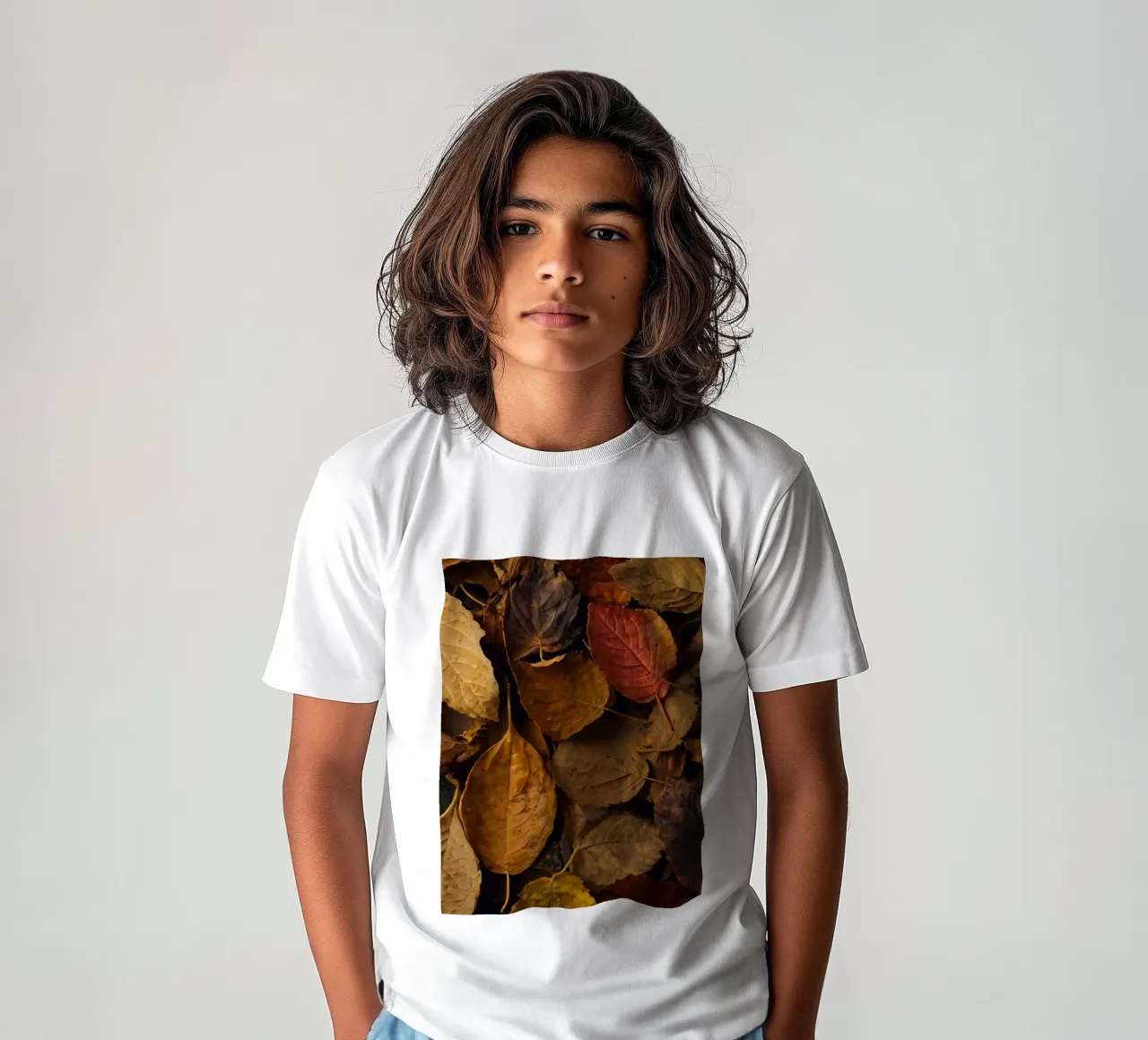 foglie d'autunno sparse a terra t-shirt bambini da DesignDoodle