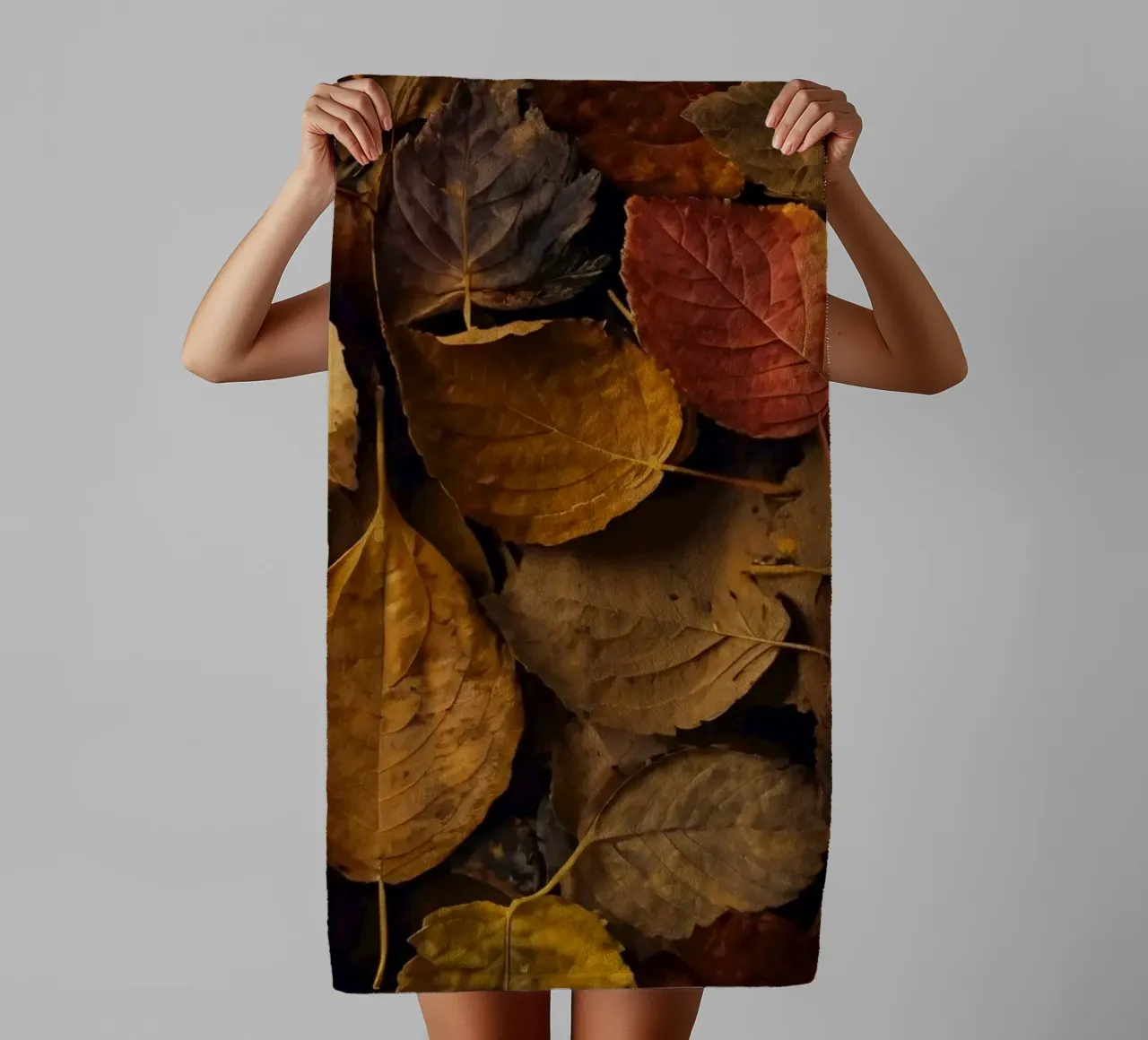 foglie d'autunno sparse a terra asciugamano da bagno da DesignDoodle