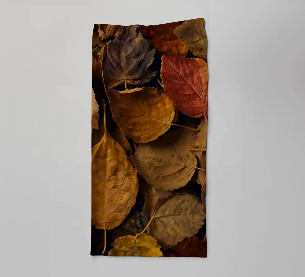 foglie d'autunno sparse a terra asciugamano da bagno da DesignDoodle