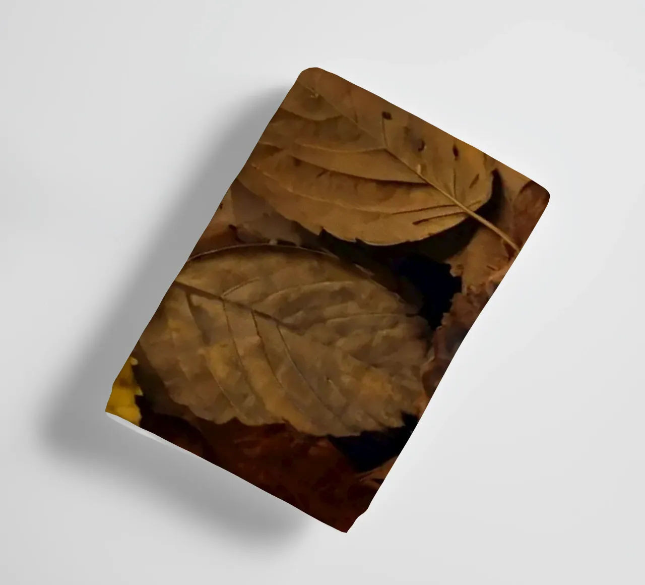 foglie d'autunno sparse a terra asciugamano da bagno da DesignDoodle