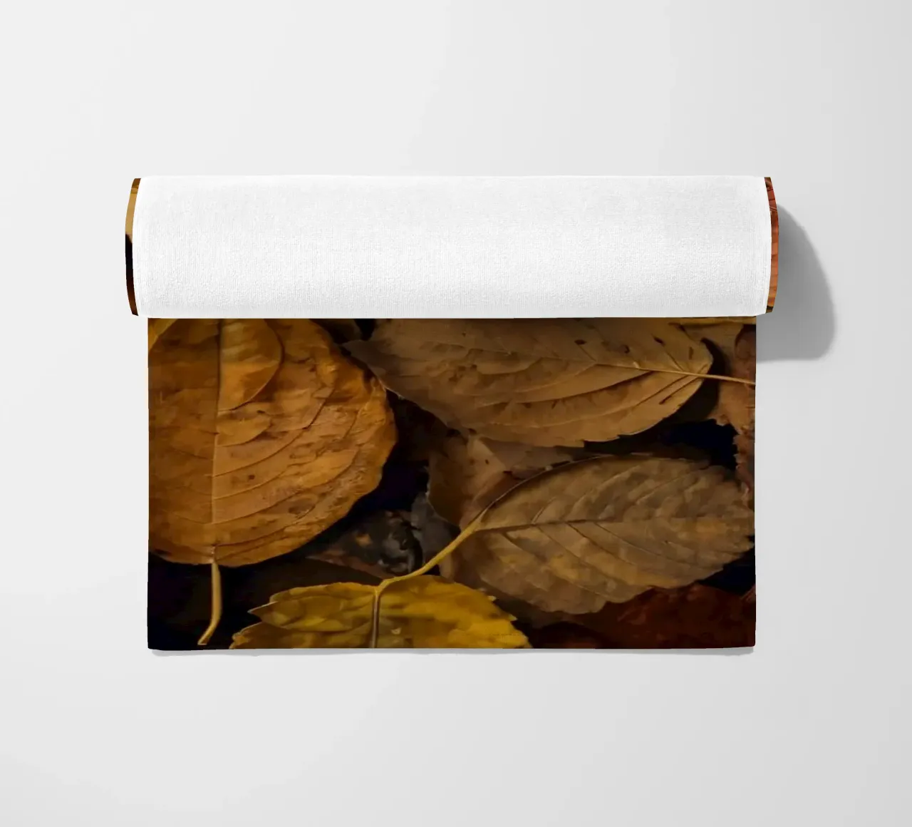 foglie d'autunno sparse a terra telo mare da DesignDoodle