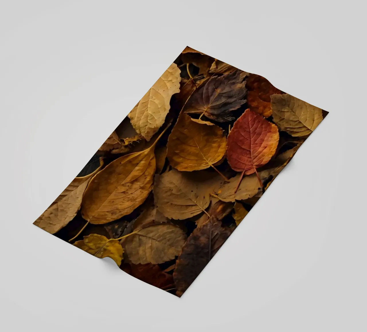 foglie d'autunno sparse a terra telo mare da DesignDoodle