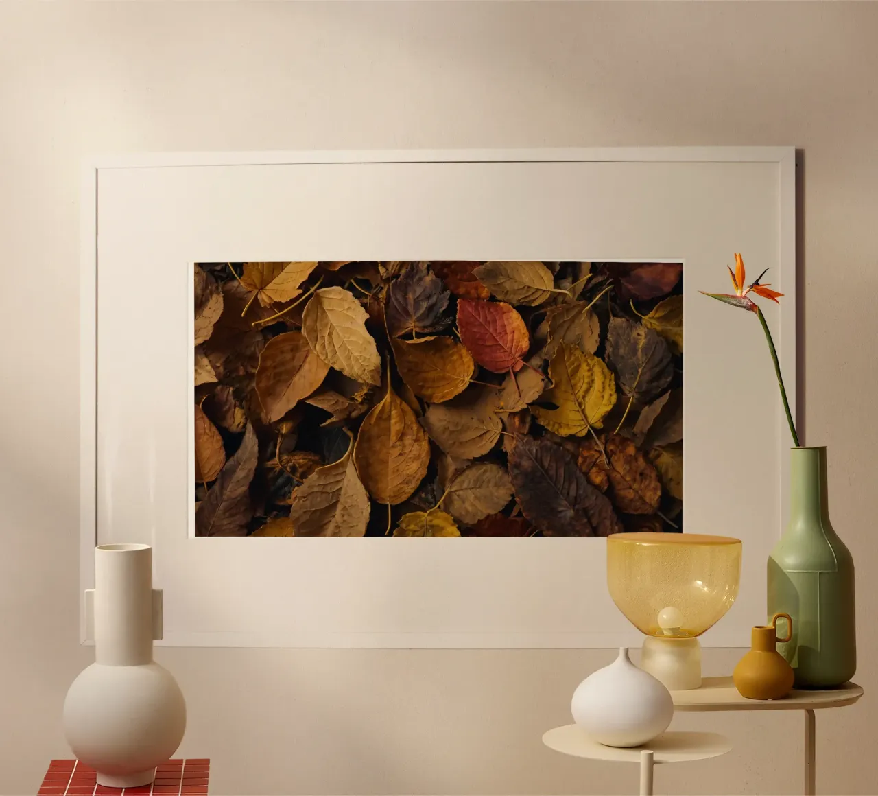 foglie d'autunno sparse a terra poster con telaio in plastica da DesignDoodle