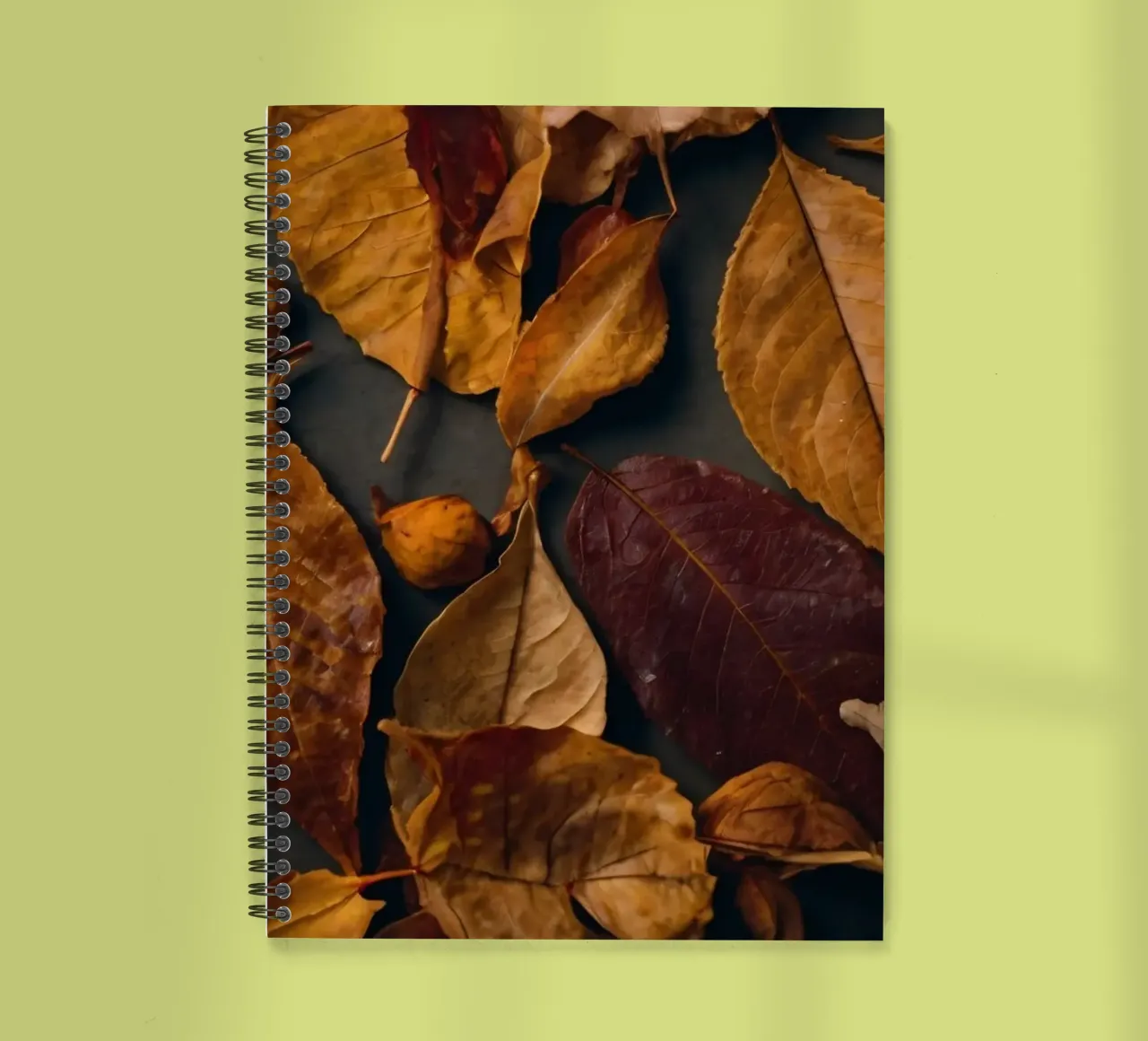 Verspreid gezellige herfstbladeren voor een levendig seizoensdisplay notitieboek met spiraal van DesignDoodle