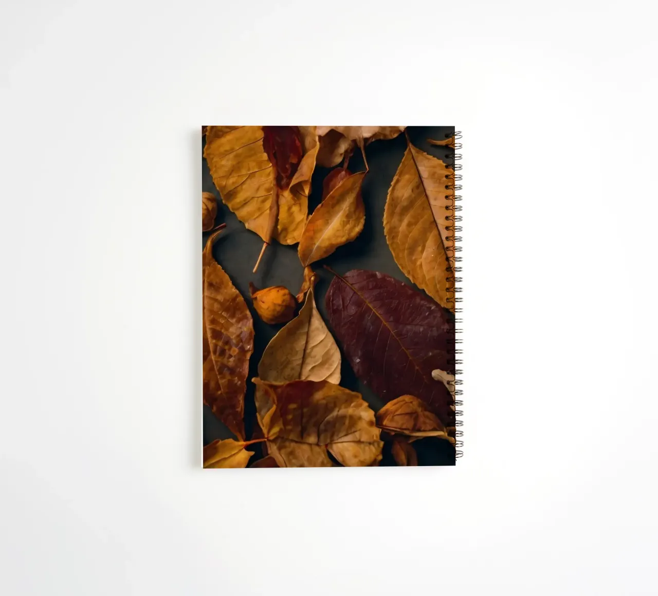 Verspreid gezellige herfstbladeren voor een levendig seizoensdisplay notitieboek met spiraal van DesignDoodle