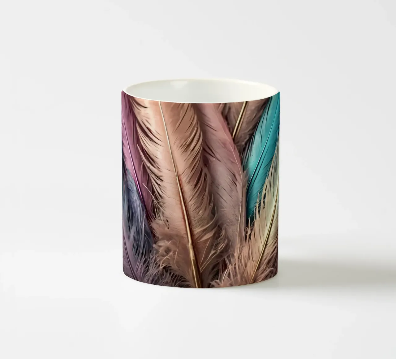 Collezione di piume colorate esposte in modo creativo tazza in ceramica da DesignDoodle