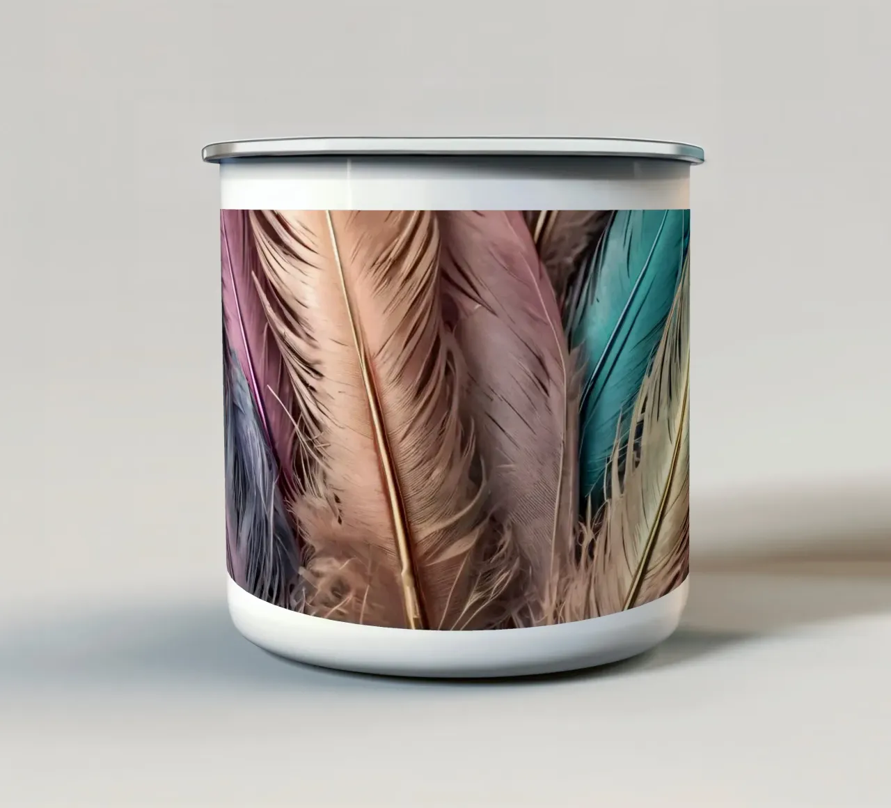 Collezione di piume colorate esposte in modo creativo tazza in smalto da DesignDoodle