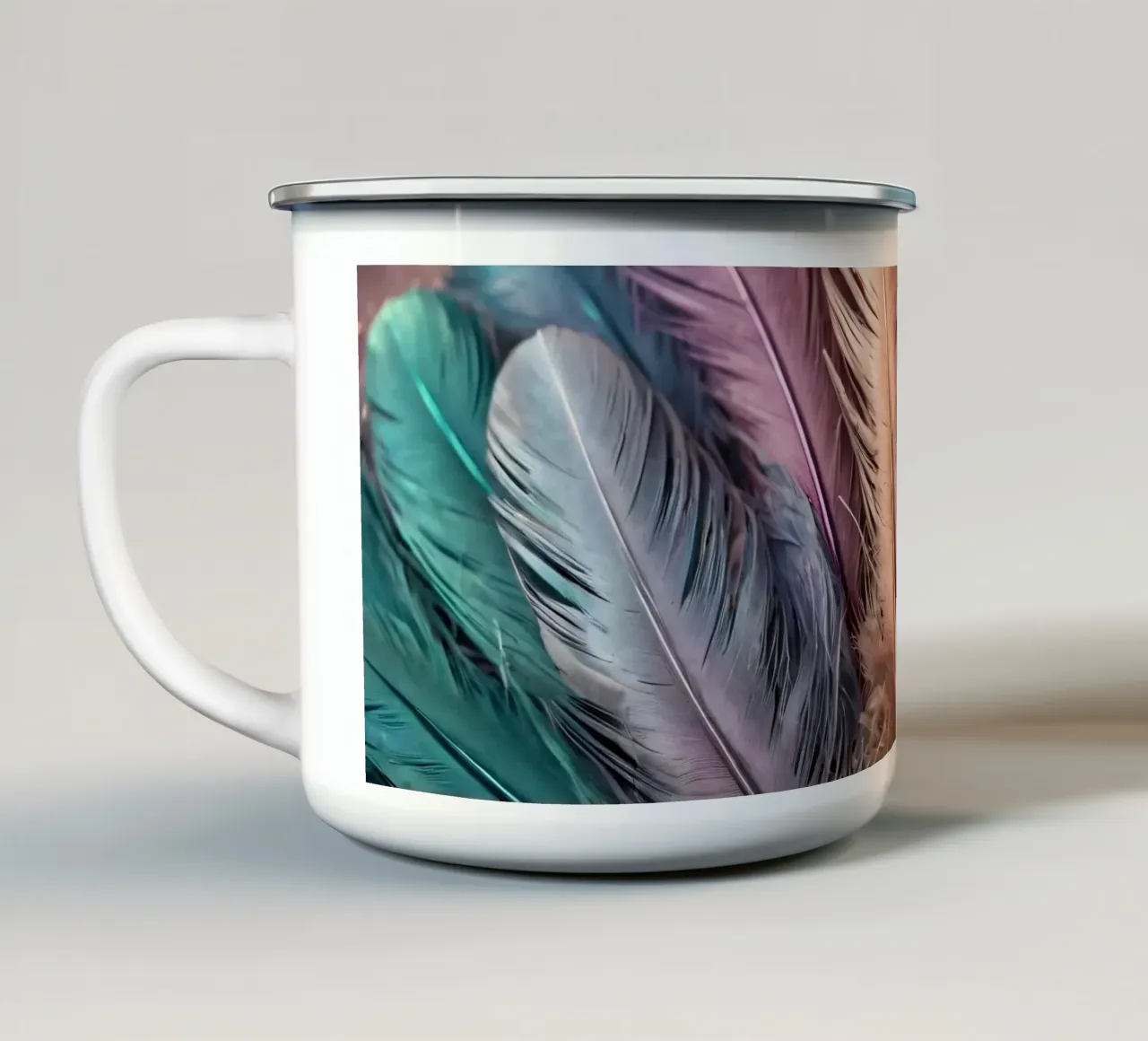 Collezione di piume colorate esposte in modo creativo tazza in smalto da DesignDoodle