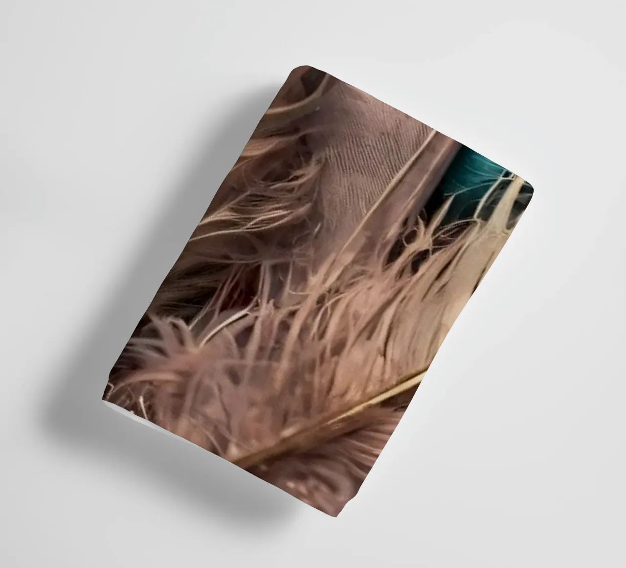 Collezione di piume colorate esposte in modo creativo asciugamano da bagno da DesignDoodle