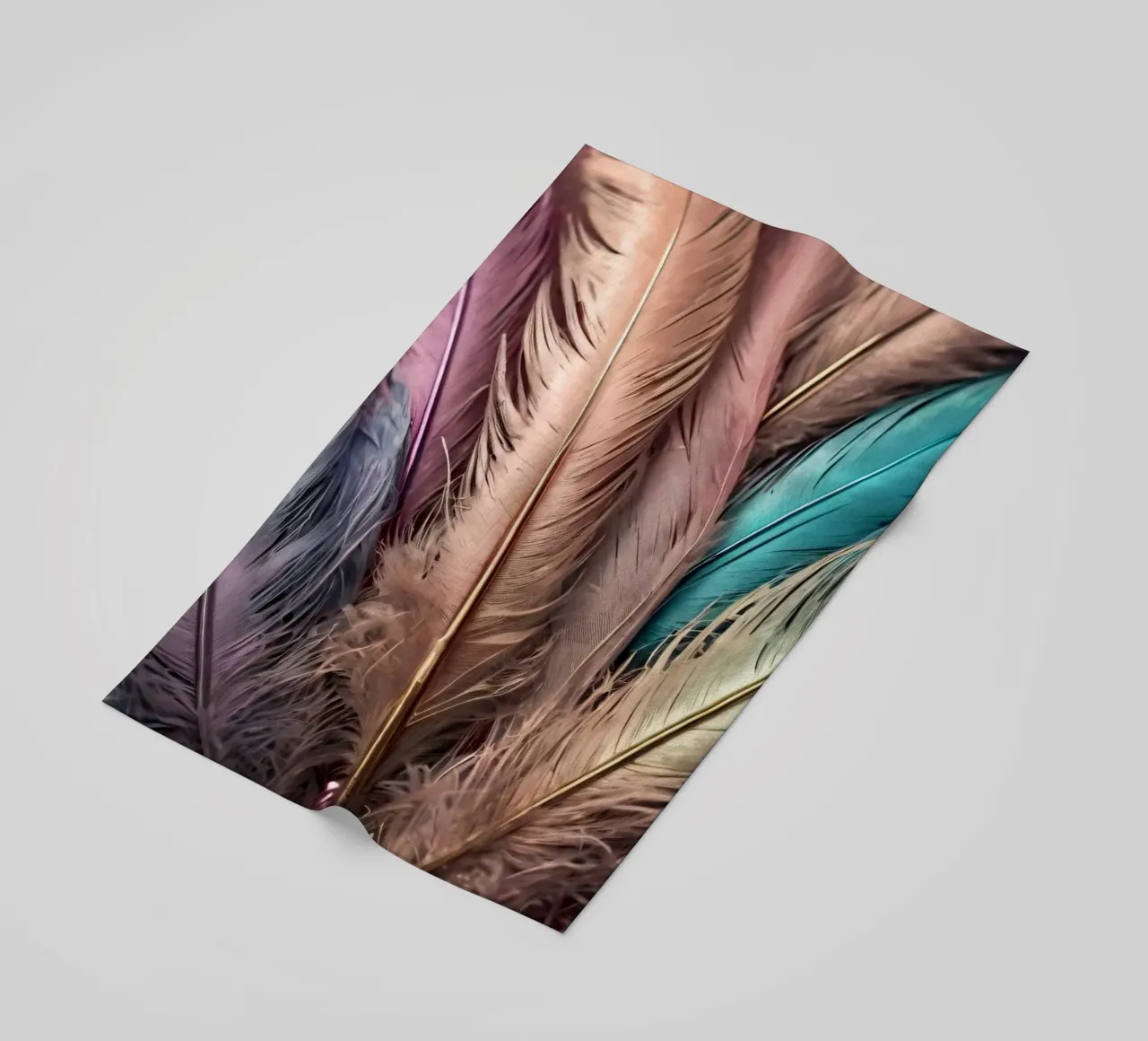 Collezione di piume colorate esposte in modo creativo telo mare da DesignDoodle