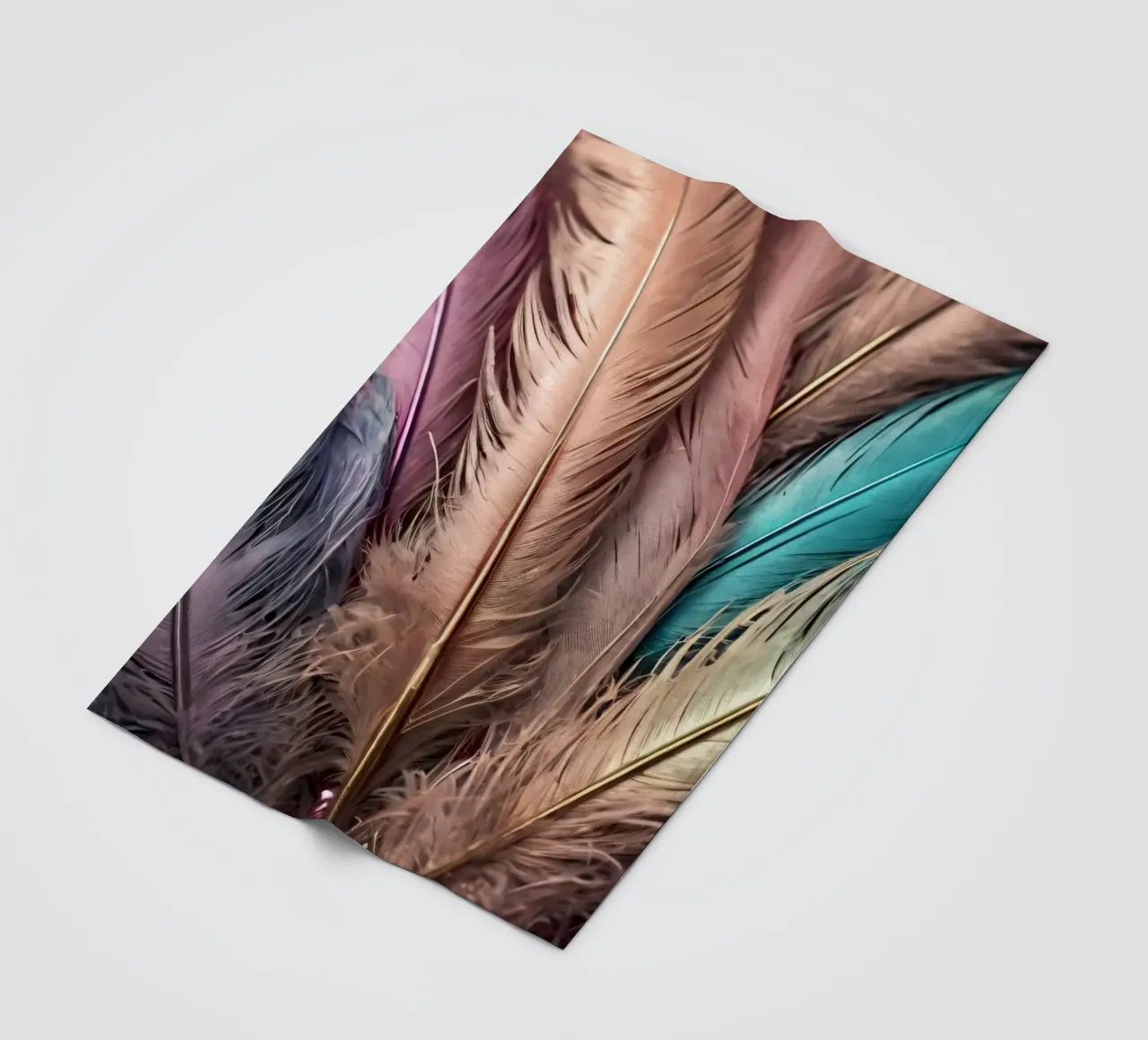 Collezione di piume colorate esposte in modo creativo coperta in pile da DesignDoodle
