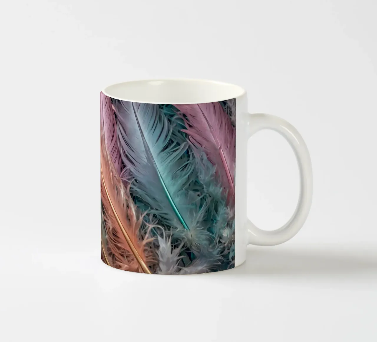 Piume colorate disposte in un motivo vivace con colori pastello. tazza in ceramica da DesignDoodle
