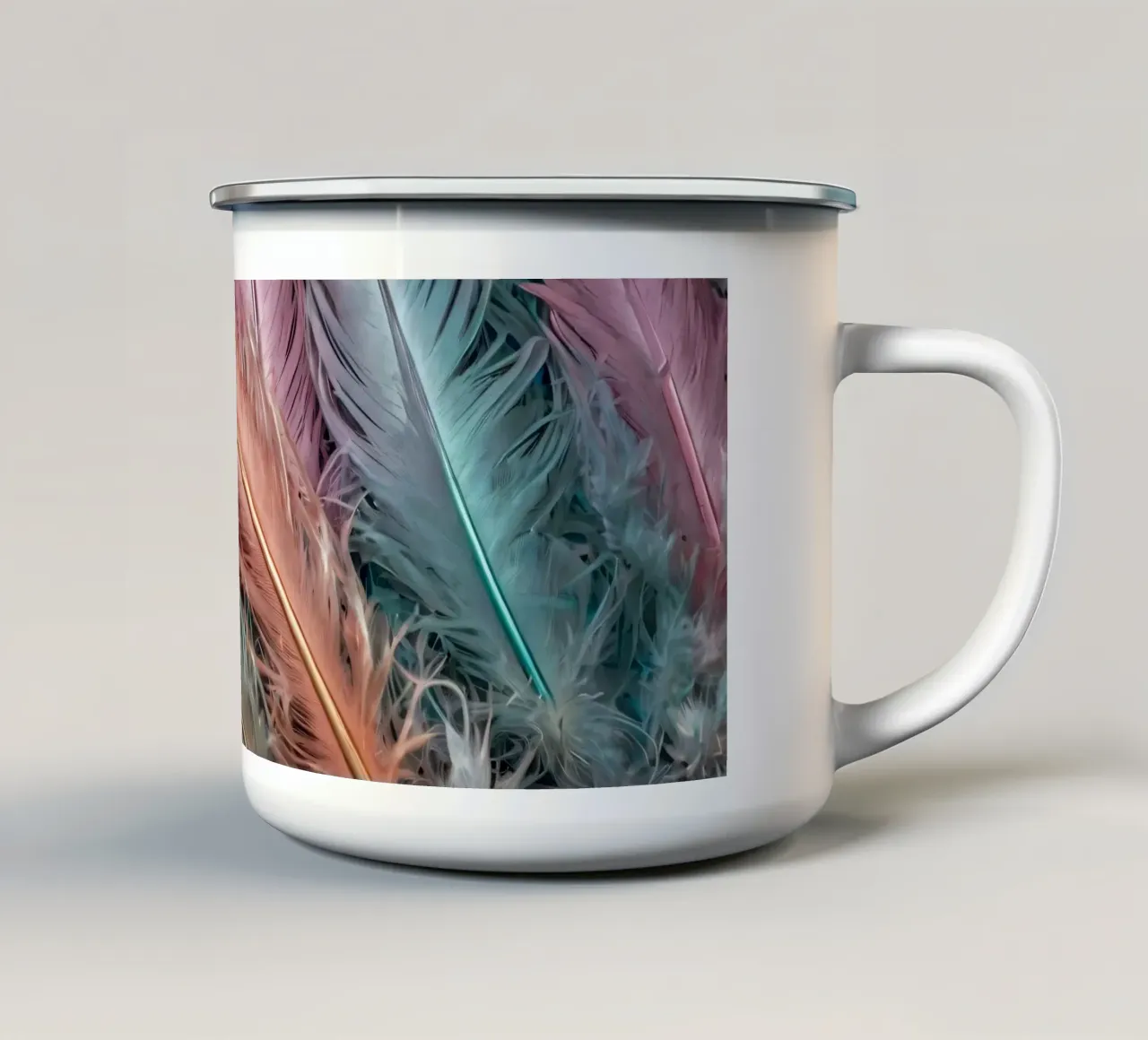 Piume colorate disposte in un motivo vivace con colori pastello. tazza in smalto da DesignDoodle